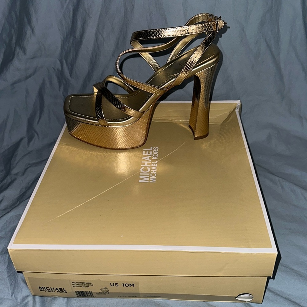 BRAND NEW!!! Never worn new in box MICHAEL KORS.